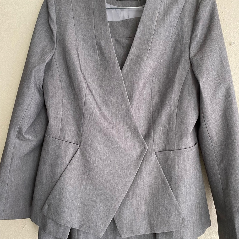 Two-piece suit gray size 10 new tailored Woman coat skirt